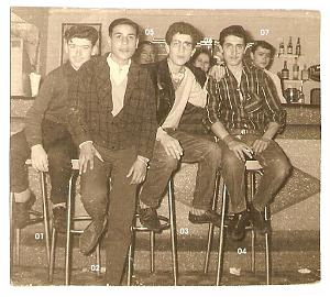 1007 UN  GROUPE D AMIS DU QUARTIER
